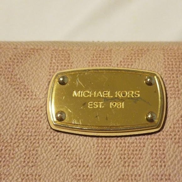Michael Kors Logo Wallet - Picture 2 of 3